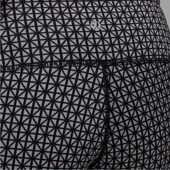 Lululemon Size 8 Wunder Unders - Picture 5 of 11